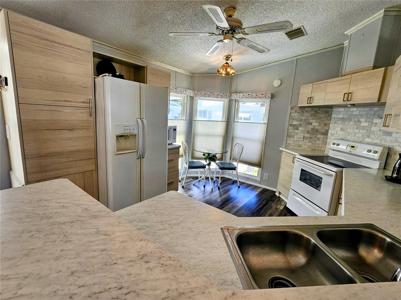 Image 20 of 66 For 305 Oakwood Boulevard E