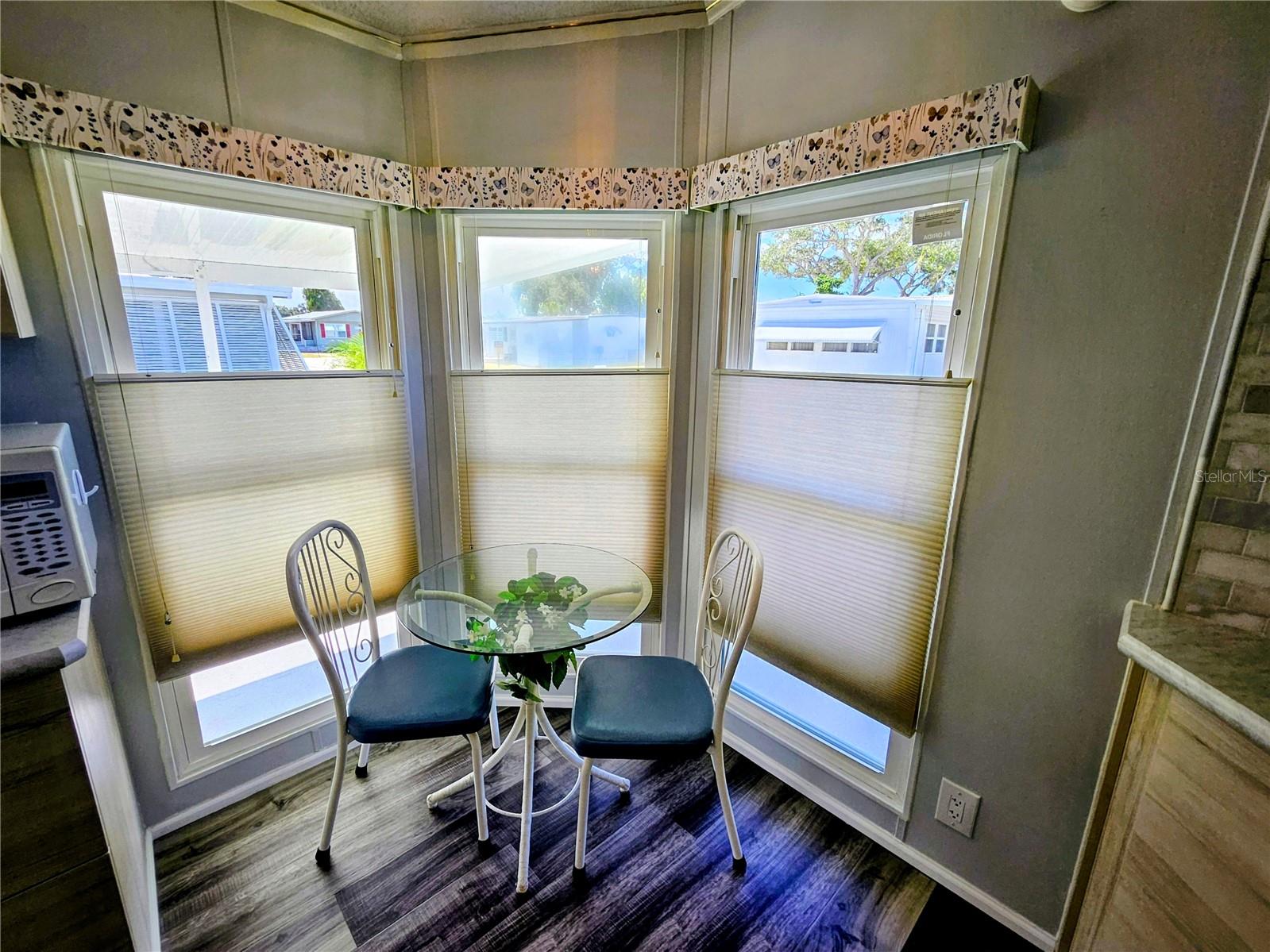 Image 21 of 66 For 305 Oakwood Boulevard E