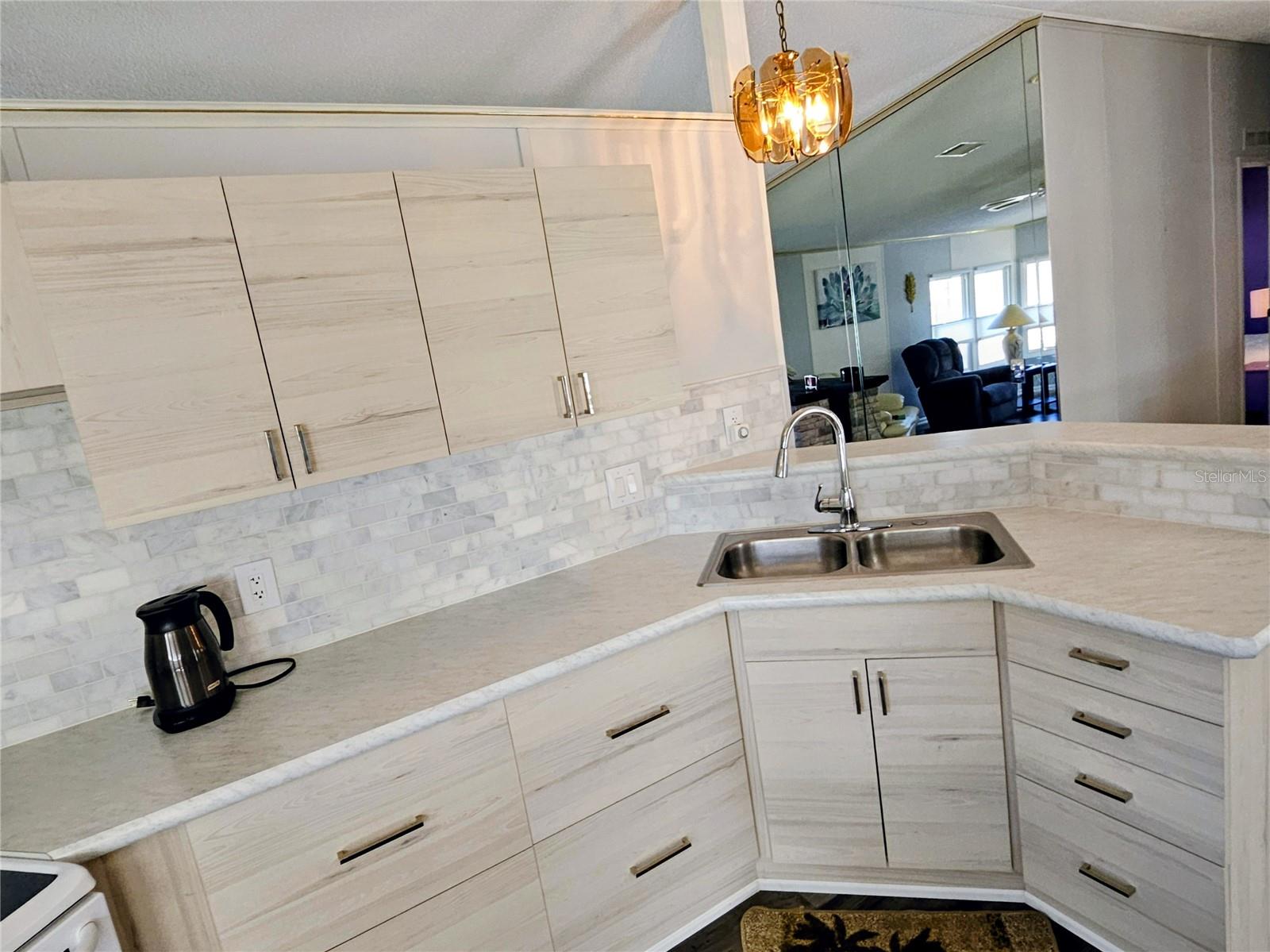 Image 22 of 66 For 305 Oakwood Boulevard E