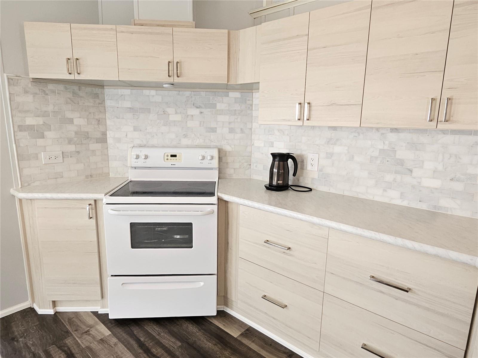 Image 23 of 66 For 305 Oakwood Boulevard E