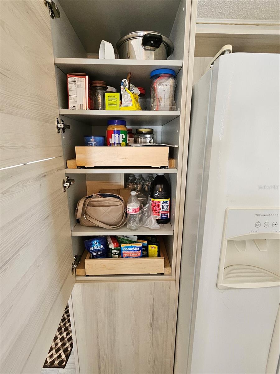 Image 25 of 66 For 305 Oakwood Boulevard E