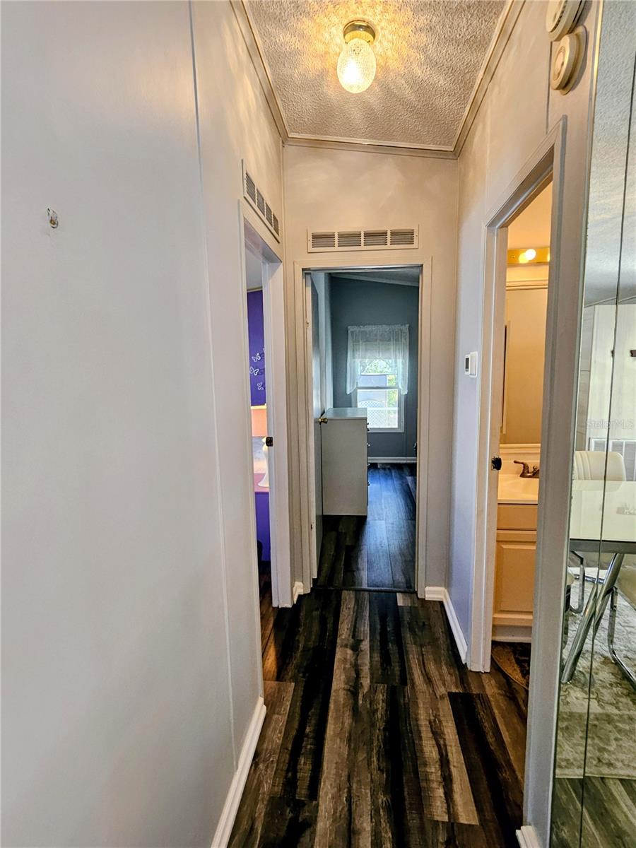 Image 26 of 66 For 305 Oakwood Boulevard E