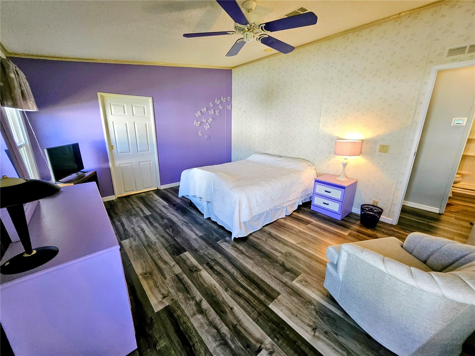 Image 27 of 66 For 305 Oakwood Boulevard E