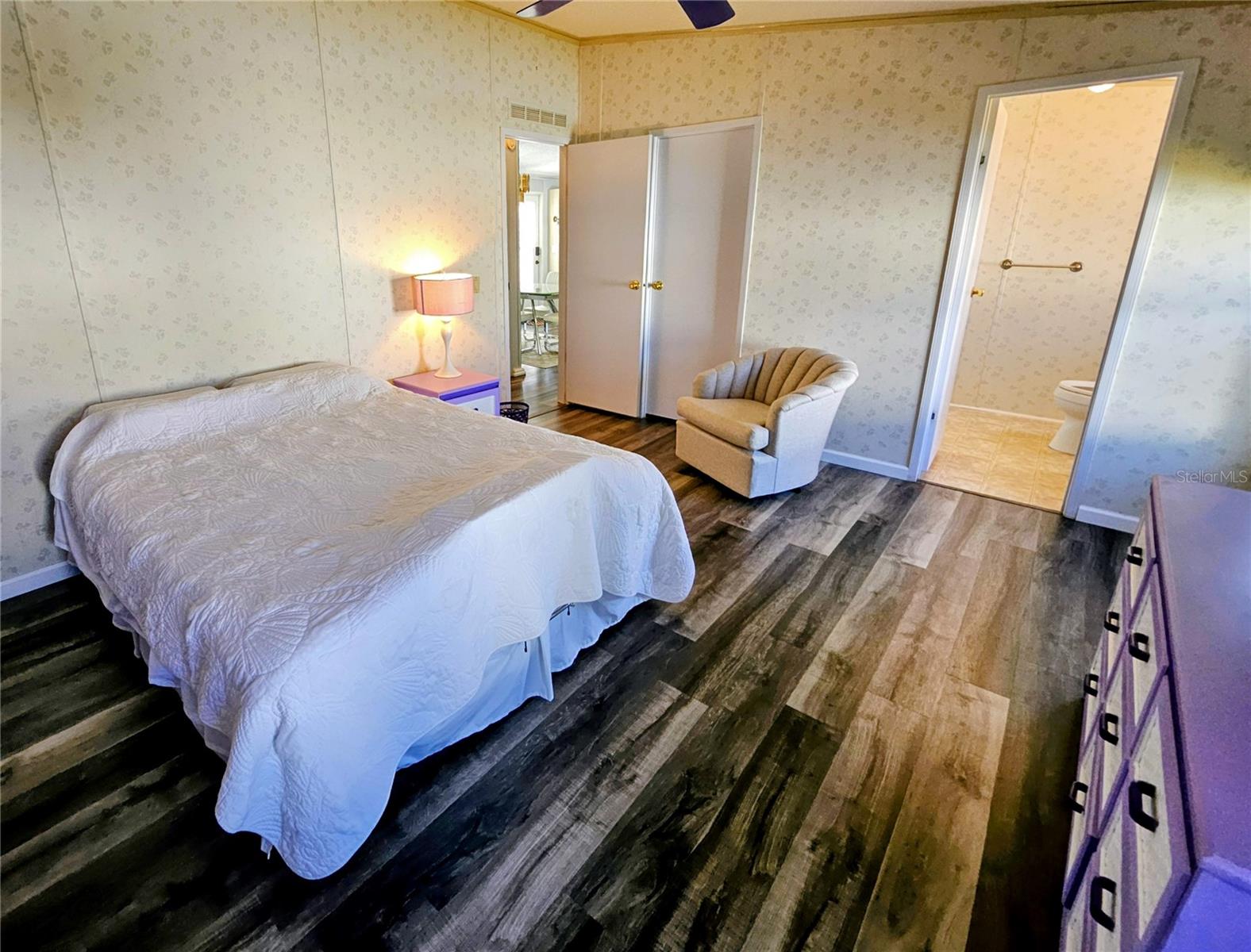 Image 28 of 66 For 305 Oakwood Boulevard E