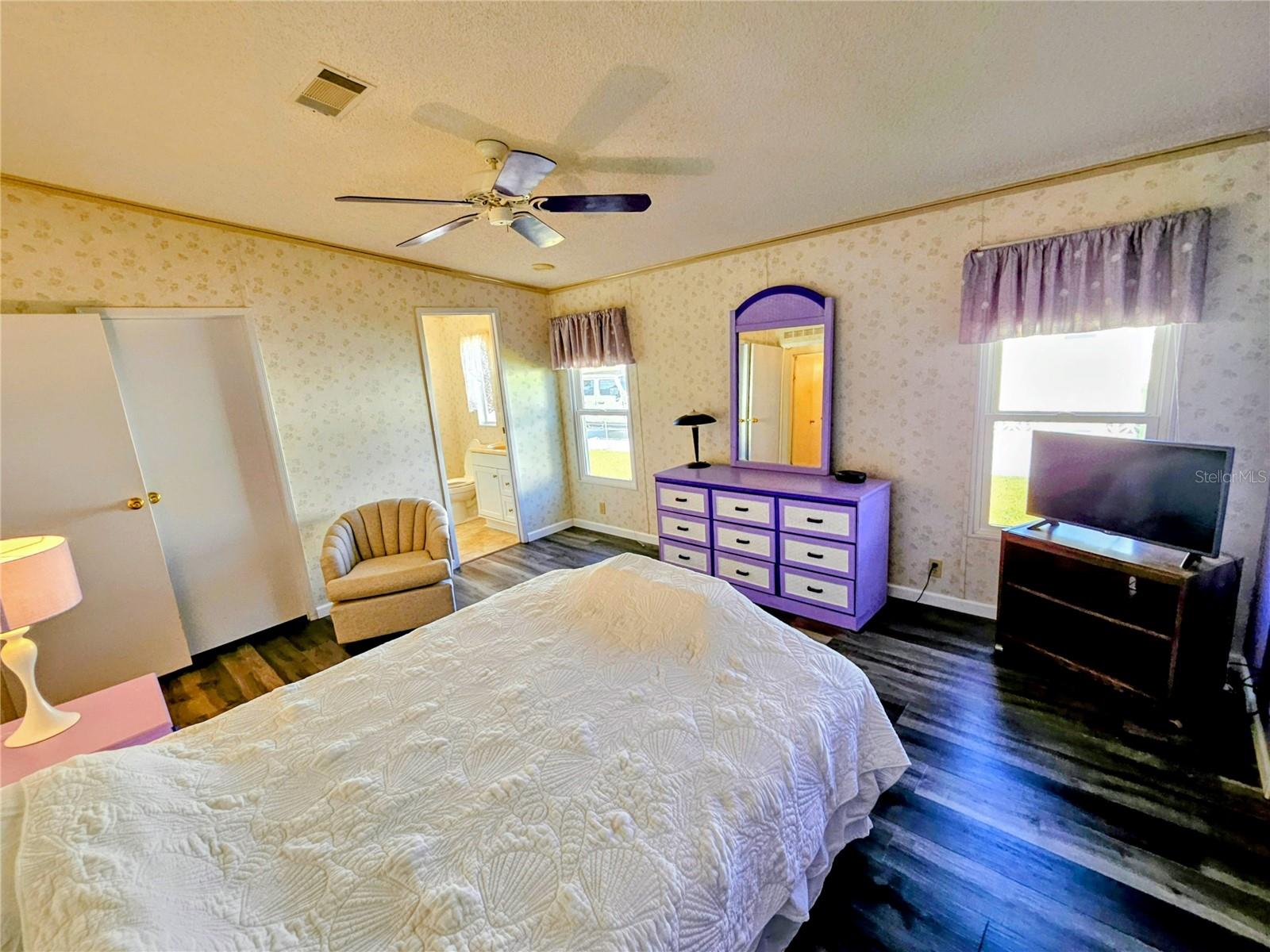 Image 29 of 66 For 305 Oakwood Boulevard E