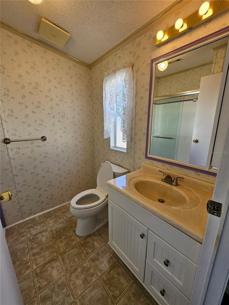 Image 30 of 66 For 305 Oakwood Boulevard E