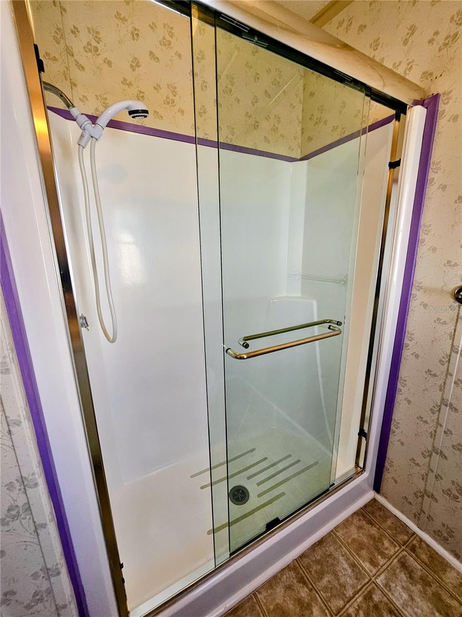 Image 31 of 66 For 305 Oakwood Boulevard E