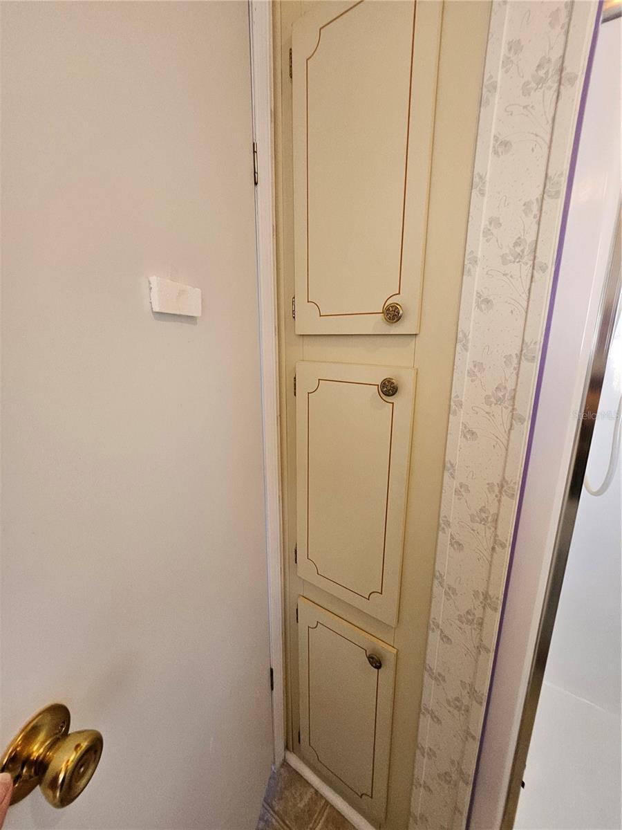 Image 32 of 66 For 305 Oakwood Boulevard E