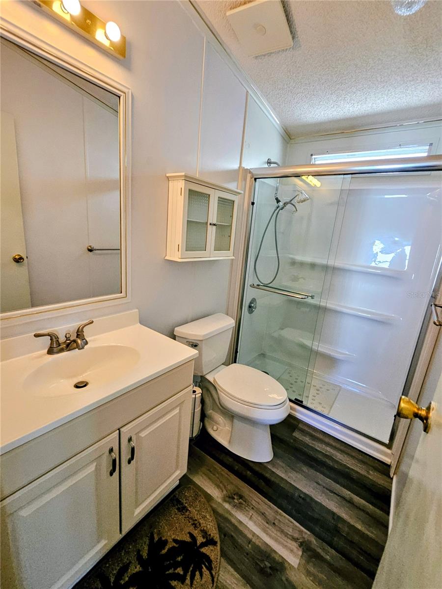 Image 34 of 66 For 305 Oakwood Boulevard E