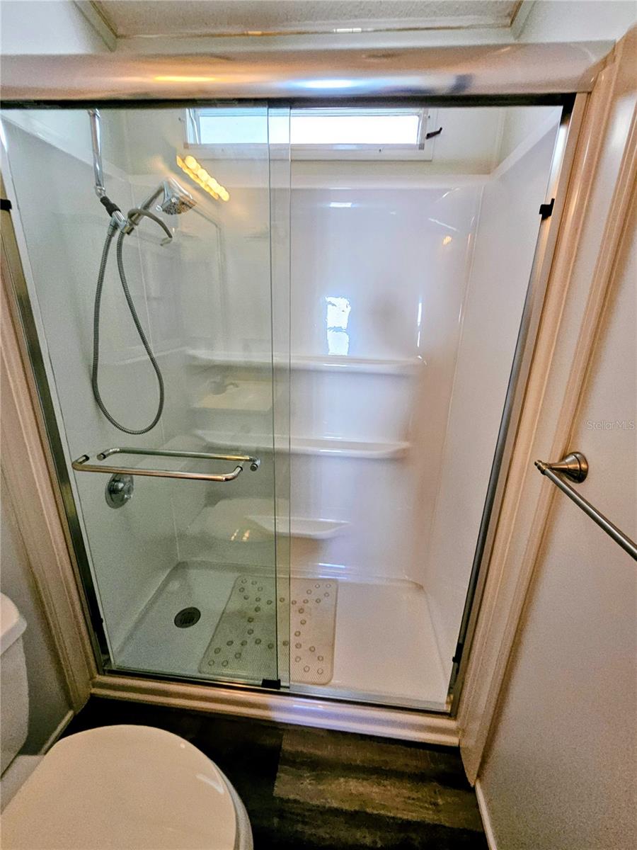 Image 35 of 66 For 305 Oakwood Boulevard E