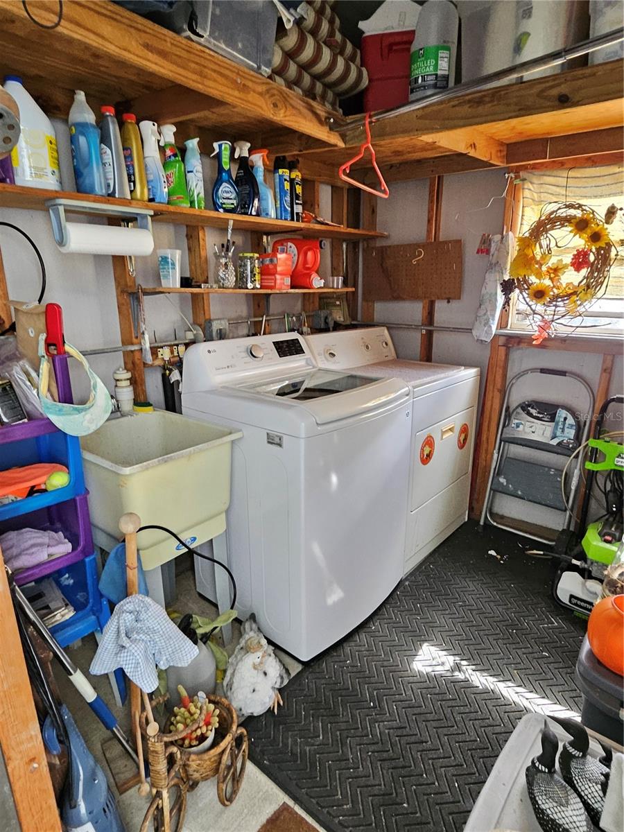 Image 36 of 66 For 305 Oakwood Boulevard E