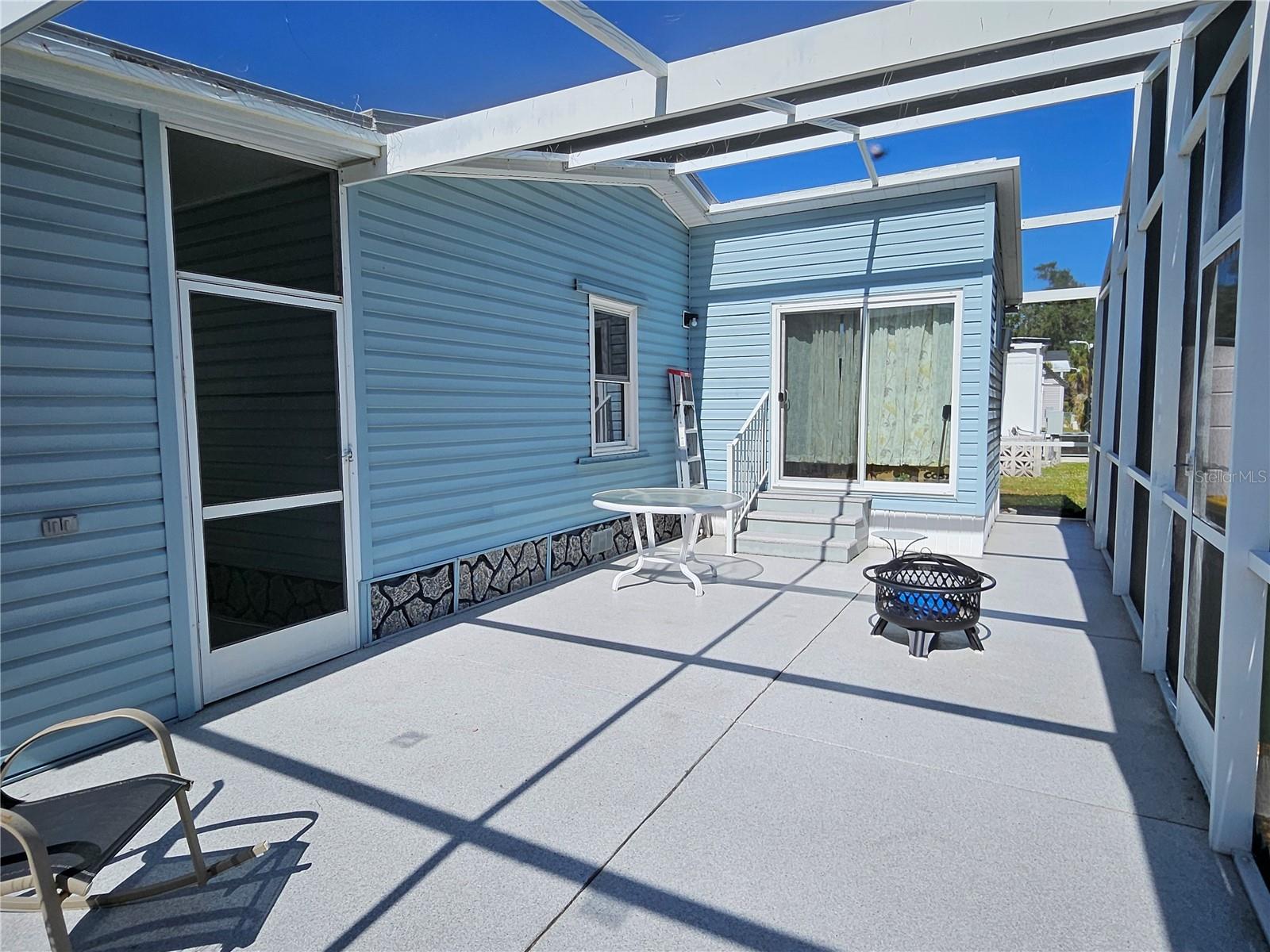 Image 7 of 66 For 305 Oakwood Boulevard E