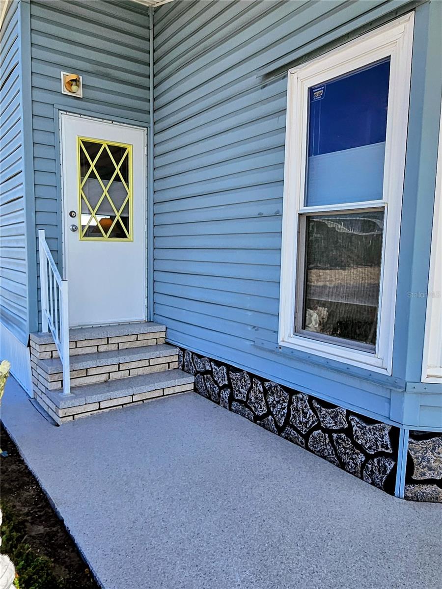 Image 9 of 66 For 305 Oakwood Boulevard E