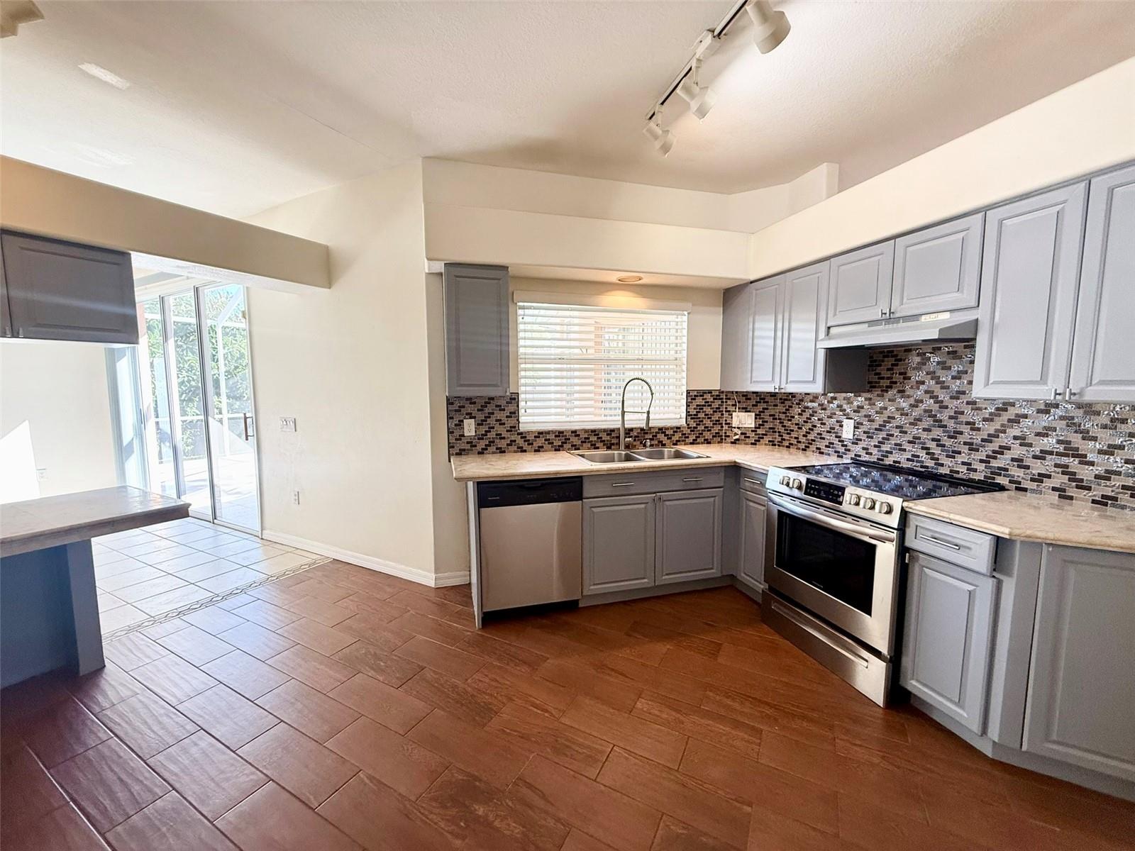 Image 14 of 54 For 7157 42nd Court E