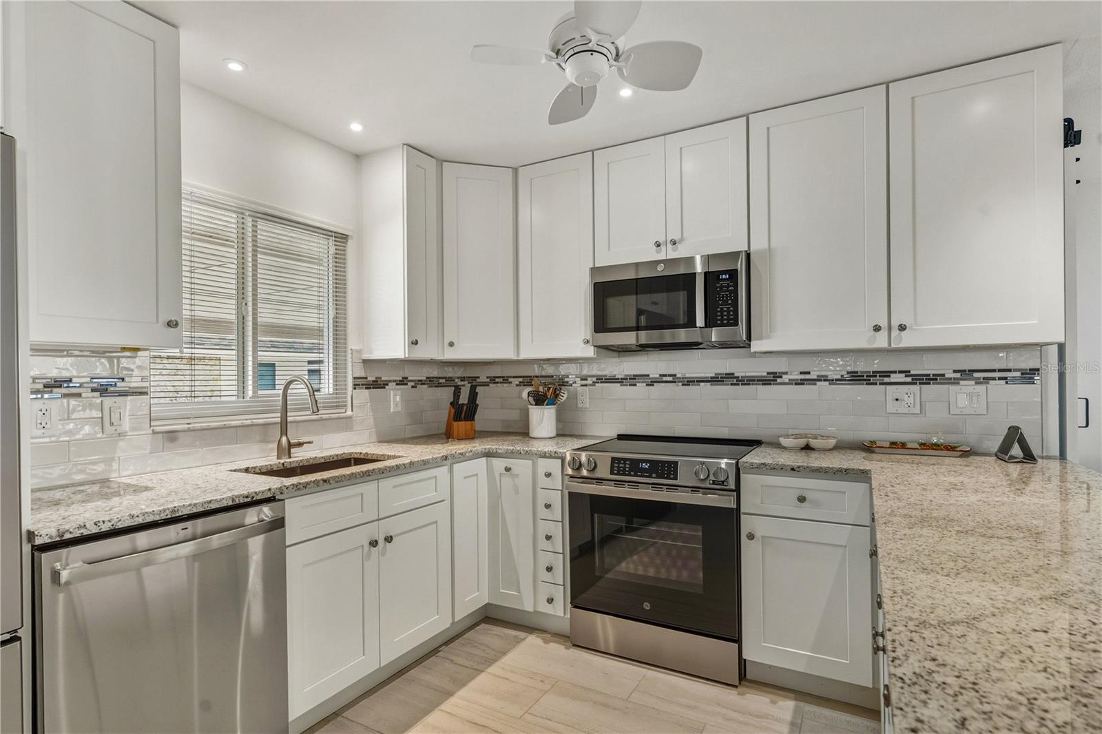 Image 21 of 53 For 1900 Benjamin Franklin Drive V12