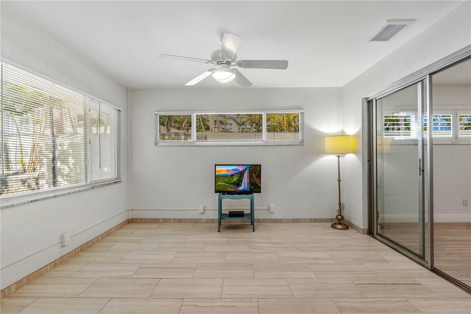 Image 23 of 53 For 1900 Benjamin Franklin Drive V12