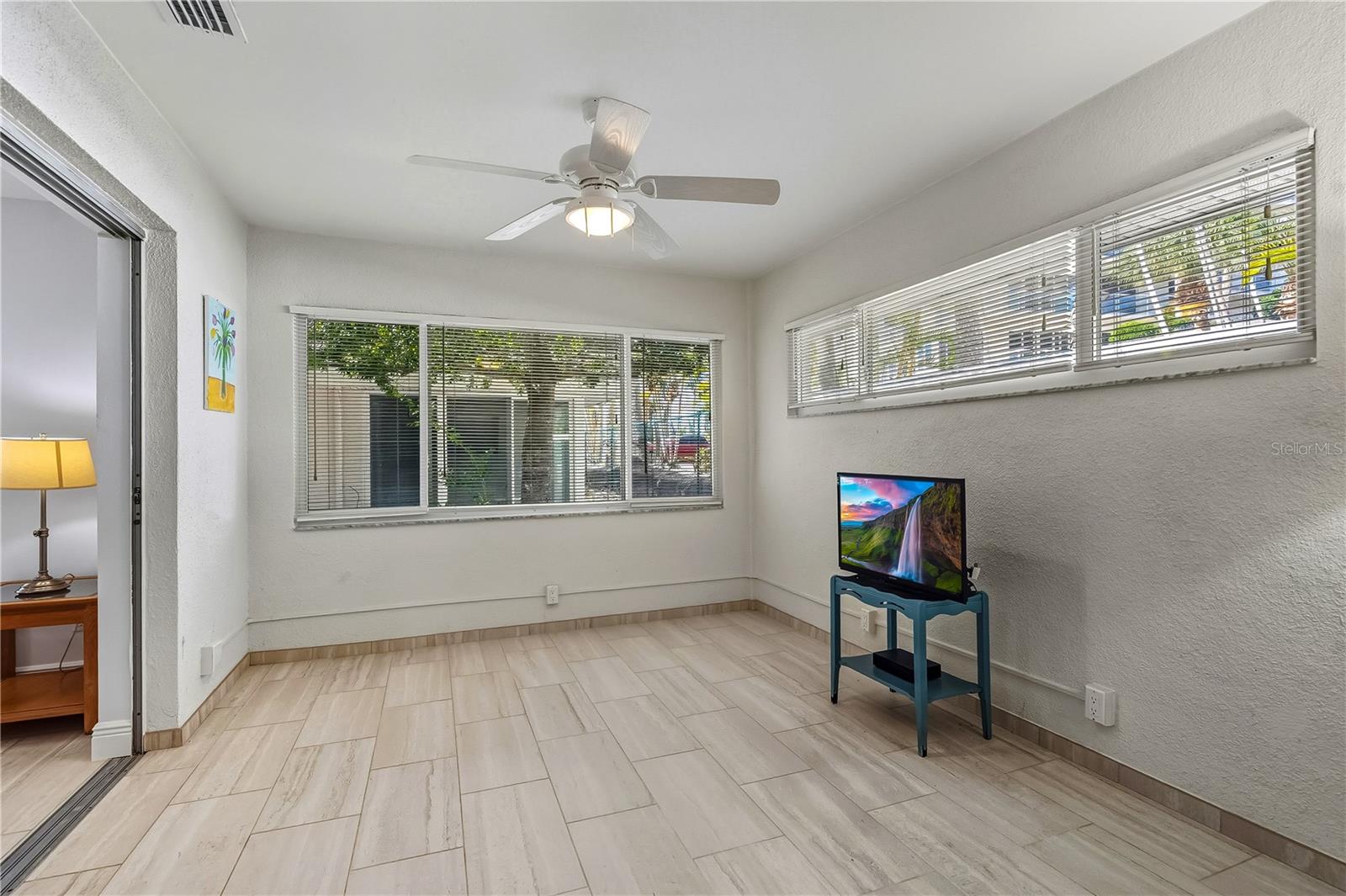 Image 24 of 53 For 1900 Benjamin Franklin Drive V12