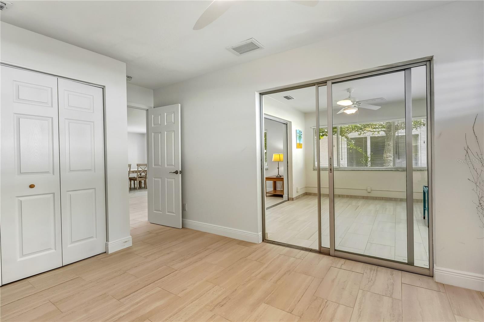 Image 27 of 53 For 1900 Benjamin Franklin Drive V12