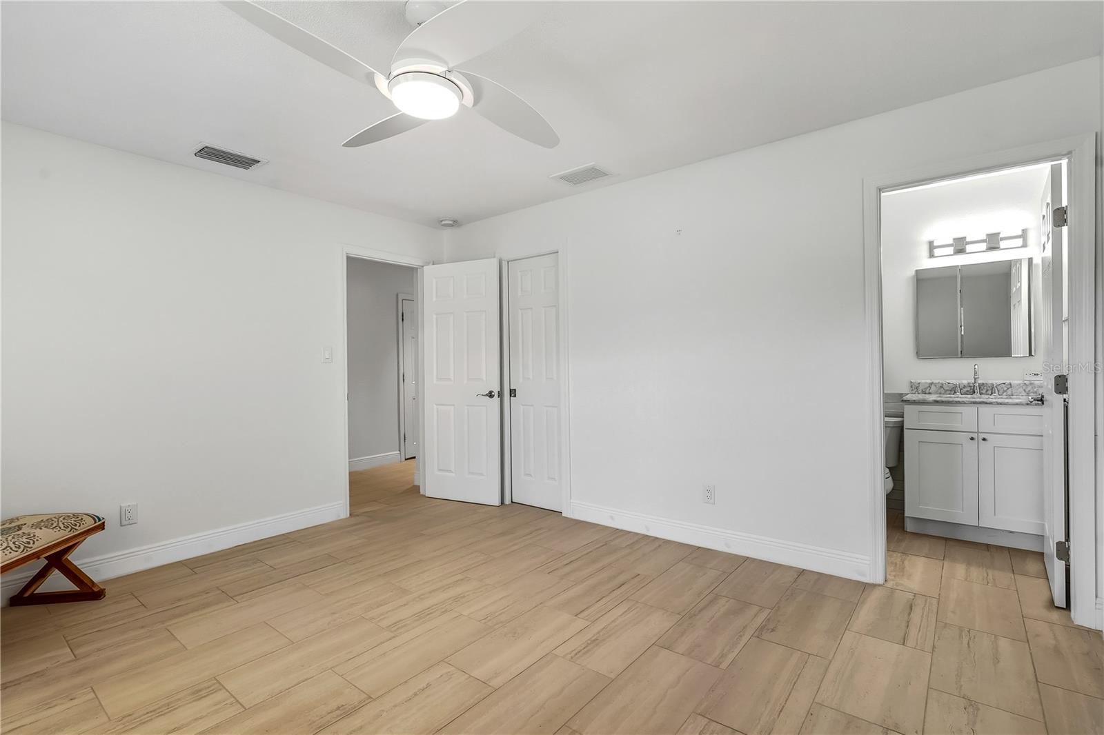 Image 31 of 53 For 1900 Benjamin Franklin Drive V12