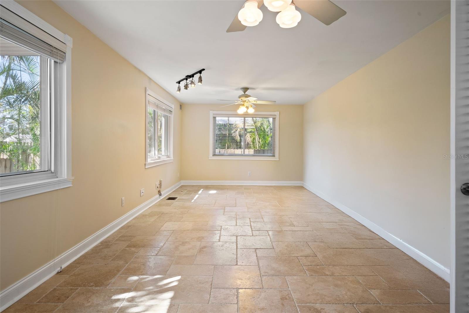 Image 18 of 49 For 5512 Avenida Del Mare