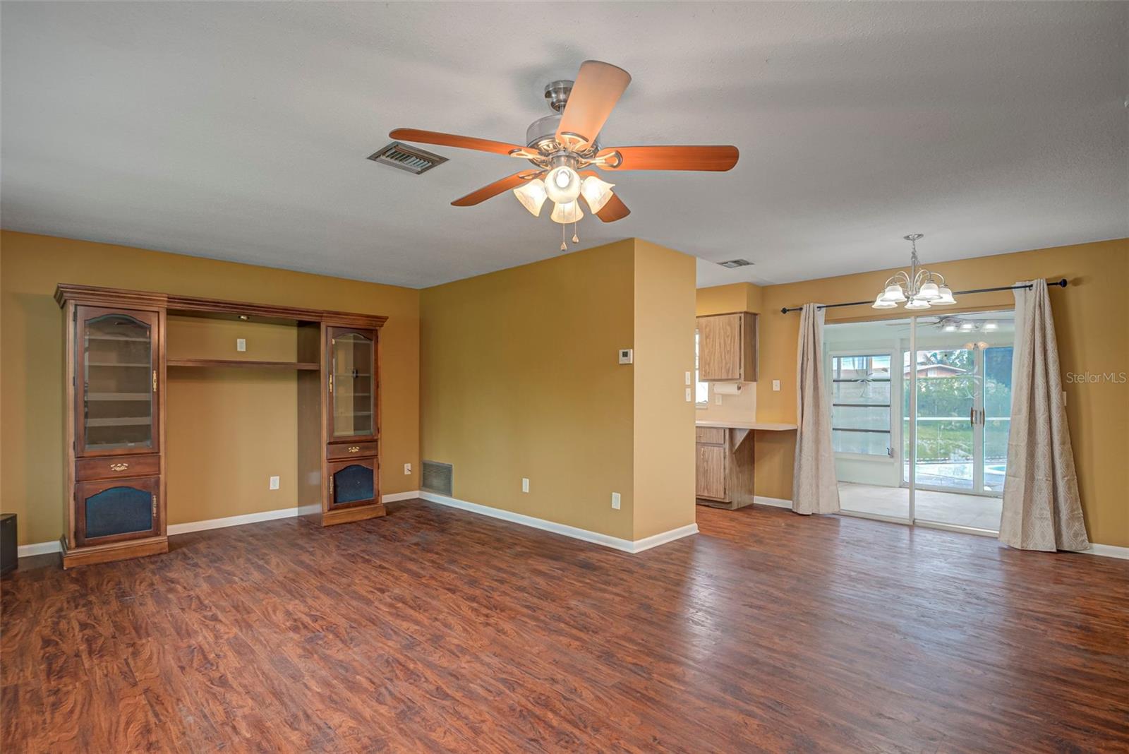 Image 4 of 22 For 326 Canyon Drive N