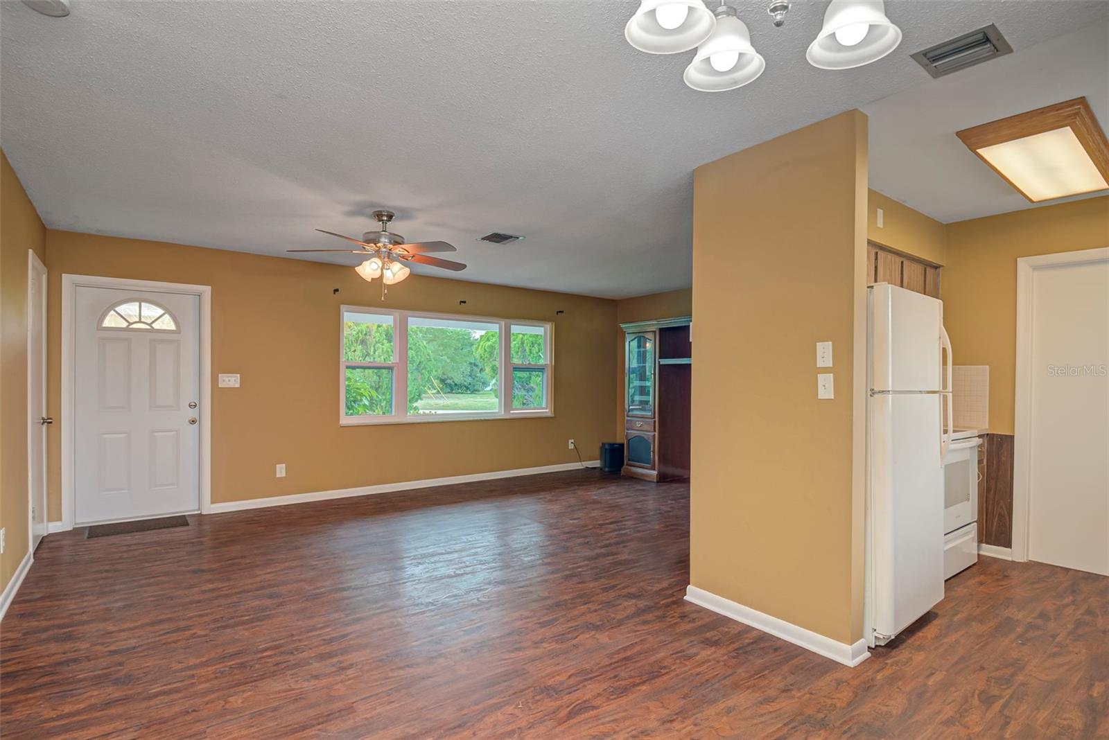 Image 7 of 22 For 326 Canyon Drive N