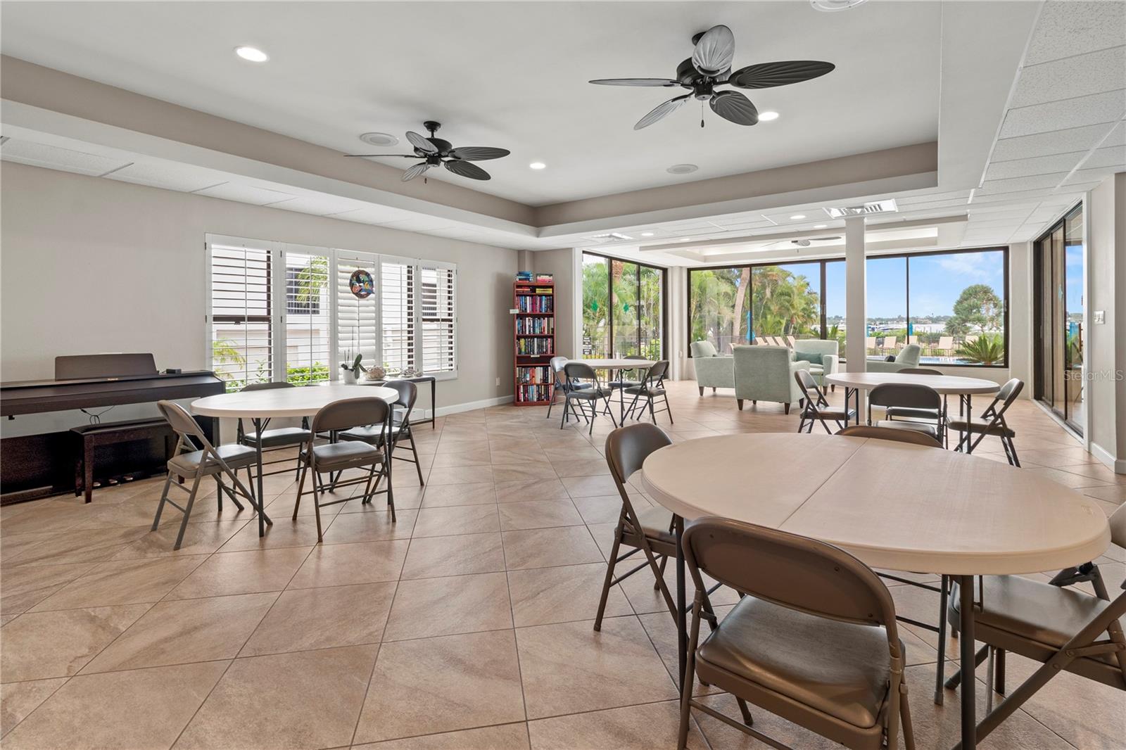 Image 45 of 63 For 8735 Midnight Pass Road 301b