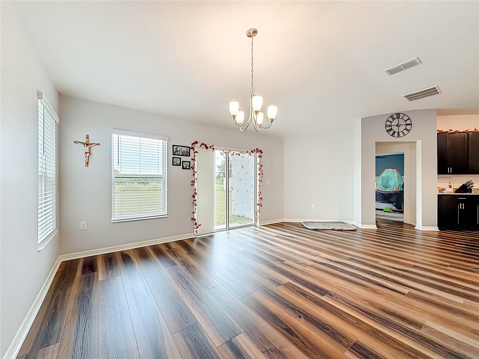 Image 20 of 52 For 522 Summer Grove Lane