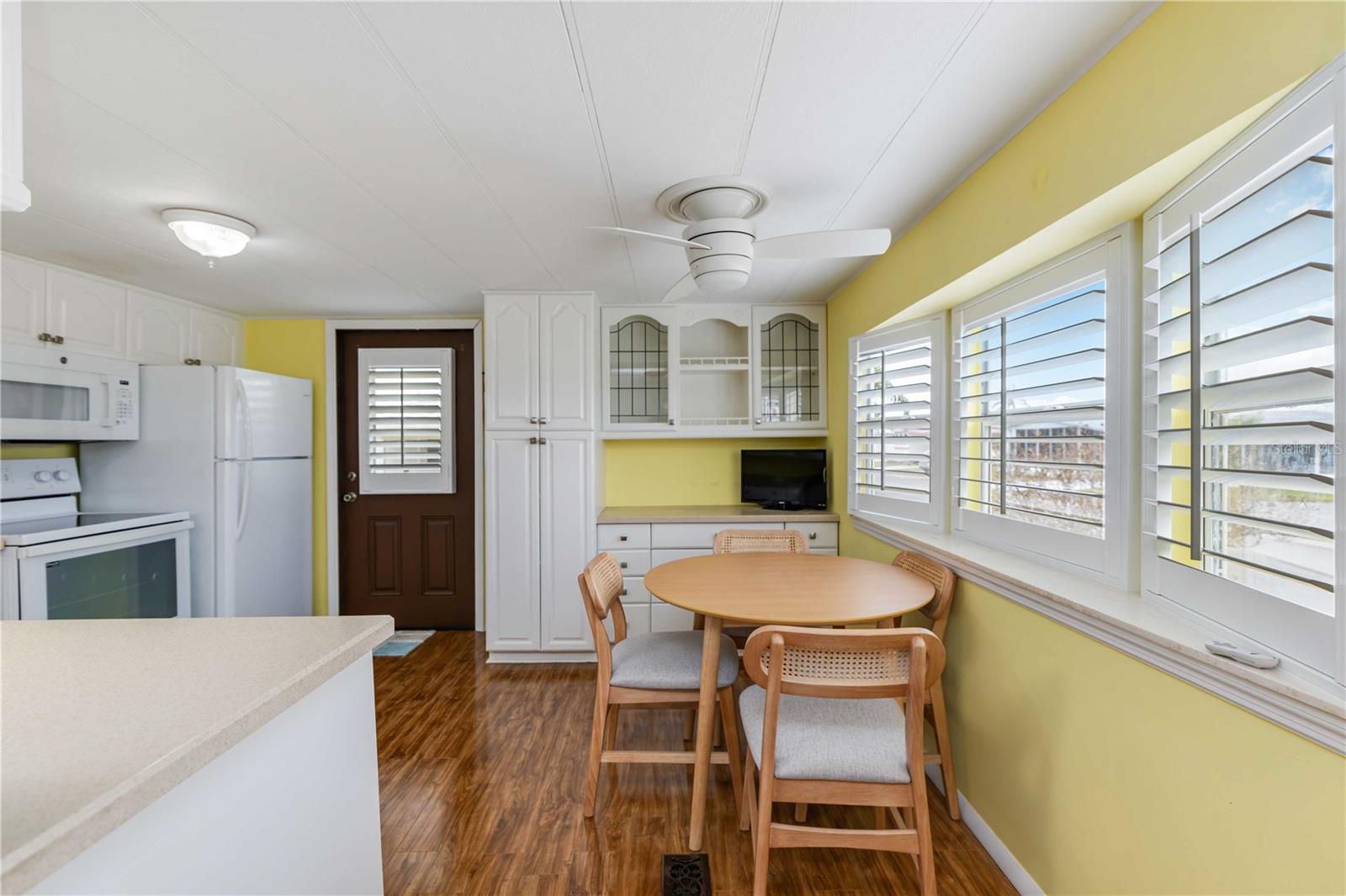 Image 13 of 33 For 5316 53 Avenue E I5