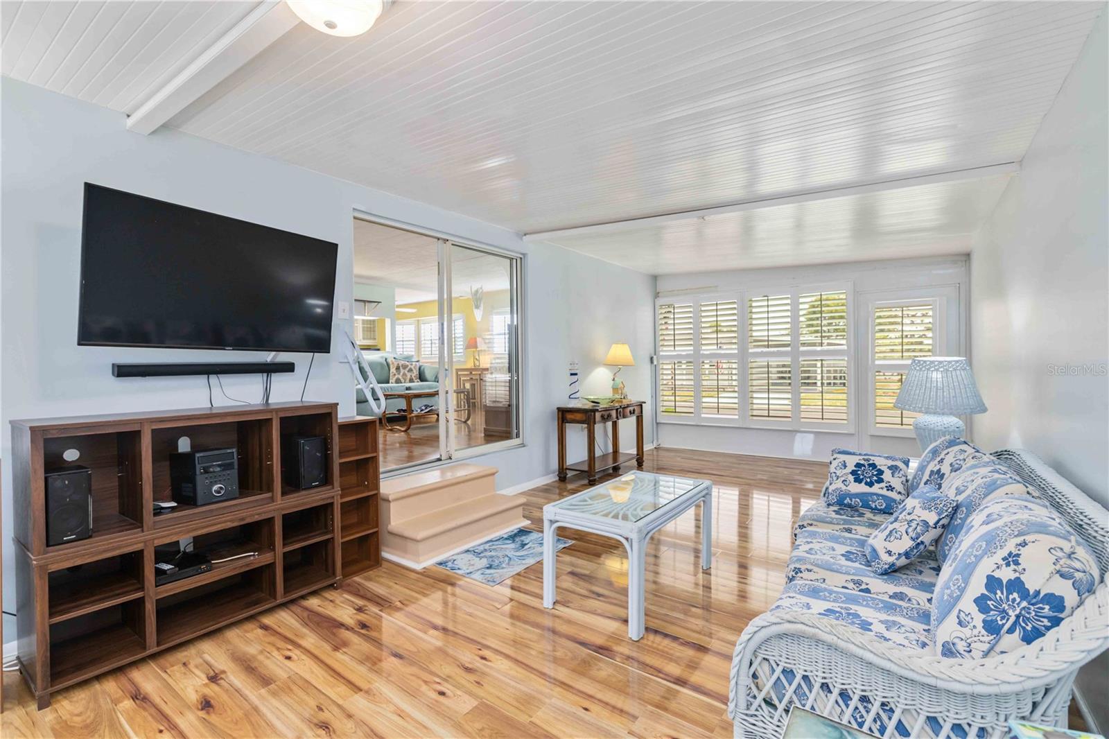 Image 6 of 33 For 5316 53 Avenue E I5