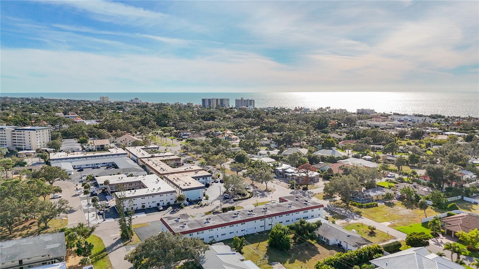 Image 29 of 47 For 504 Narvaezi Street 126