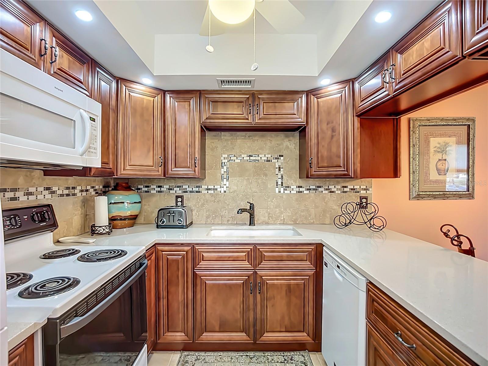 Image 9 of 47 For 504 Narvaezi Street 126