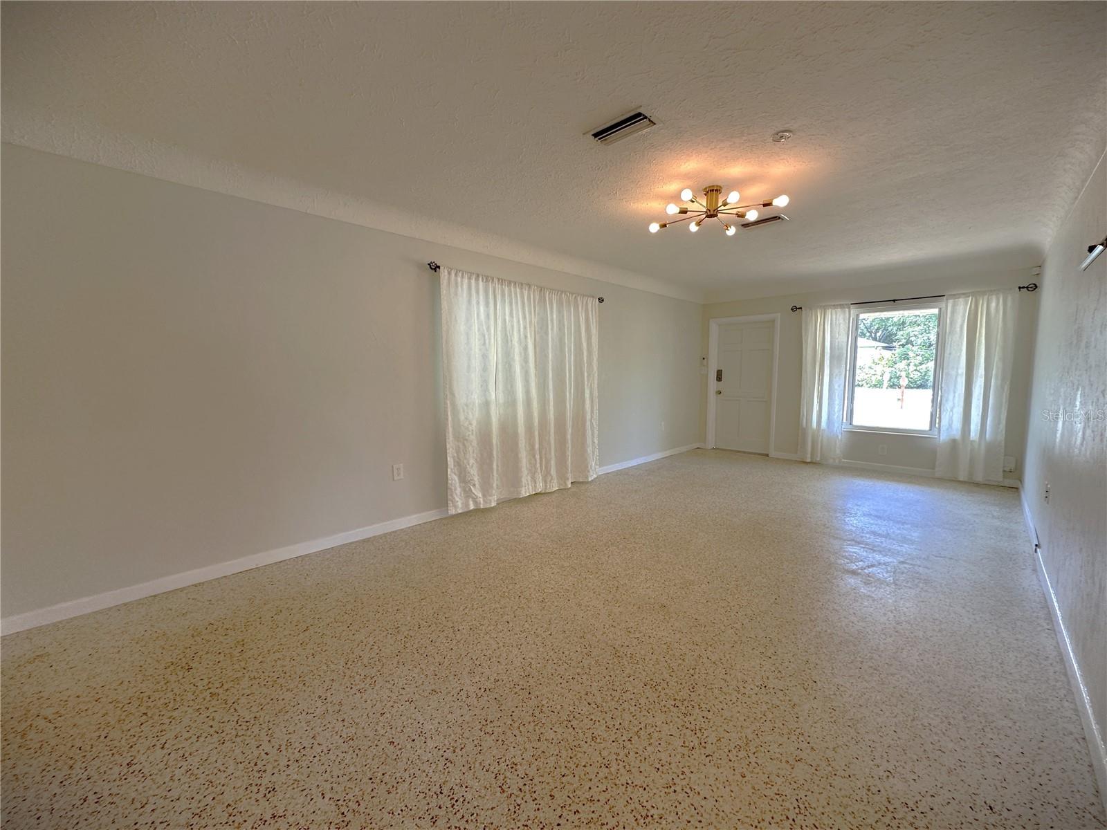 Image 14 of 37 For 2275 Hawthorne Street