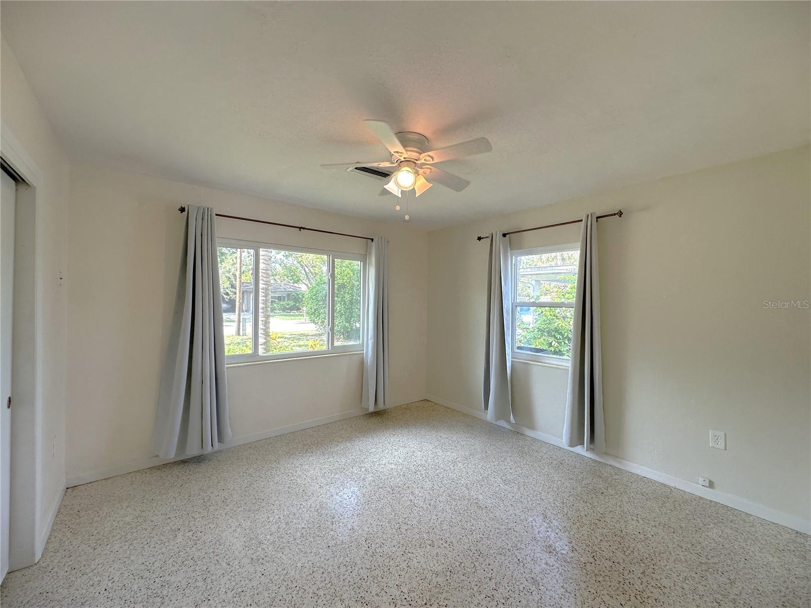 Image 17 of 37 For 2275 Hawthorne Street