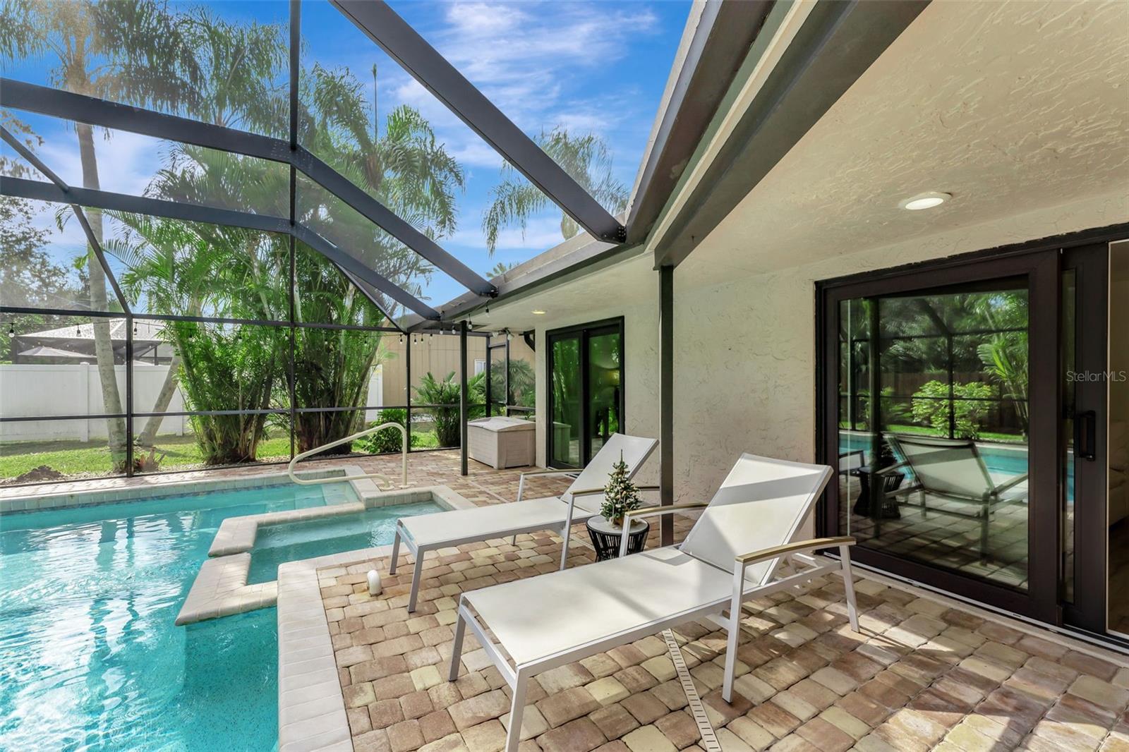 Image 14 of 53 For 4553 Charing Cross Road