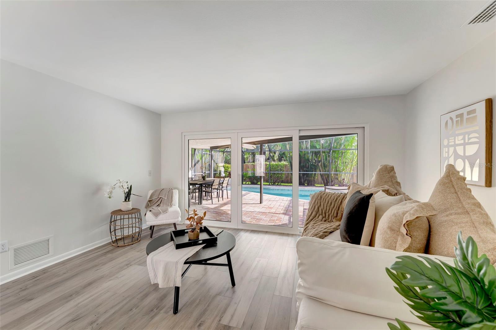 Image 24 of 53 For 4553 Charing Cross Road