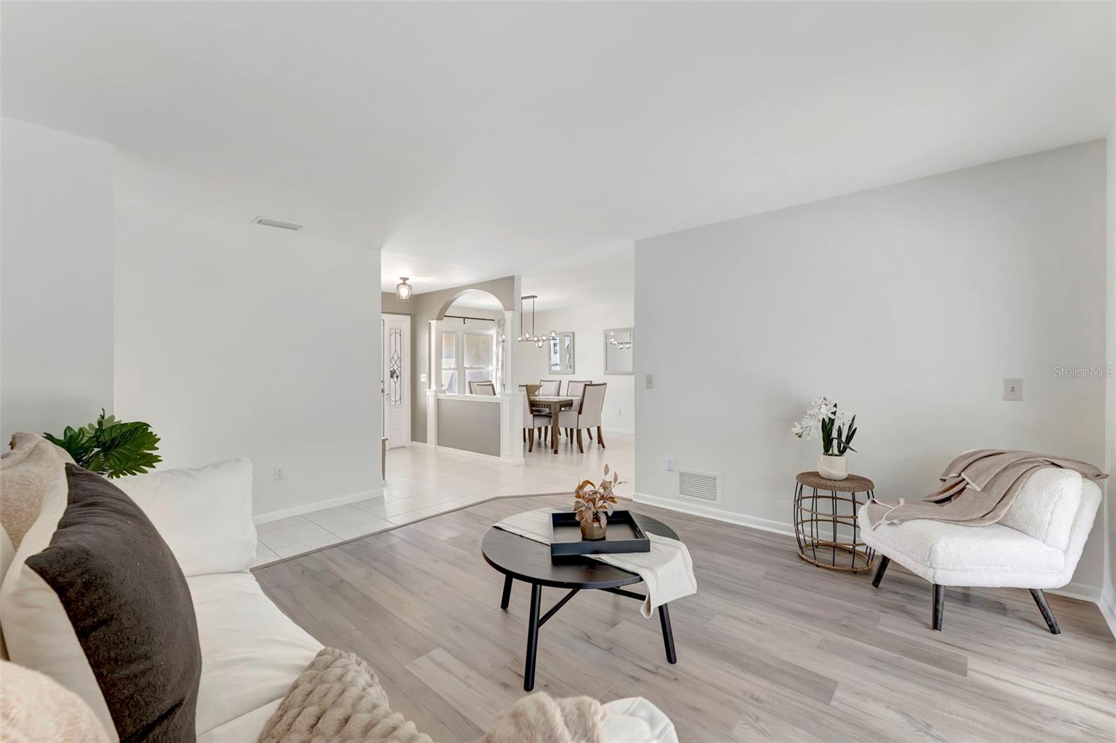 Image 26 of 53 For 4553 Charing Cross Road