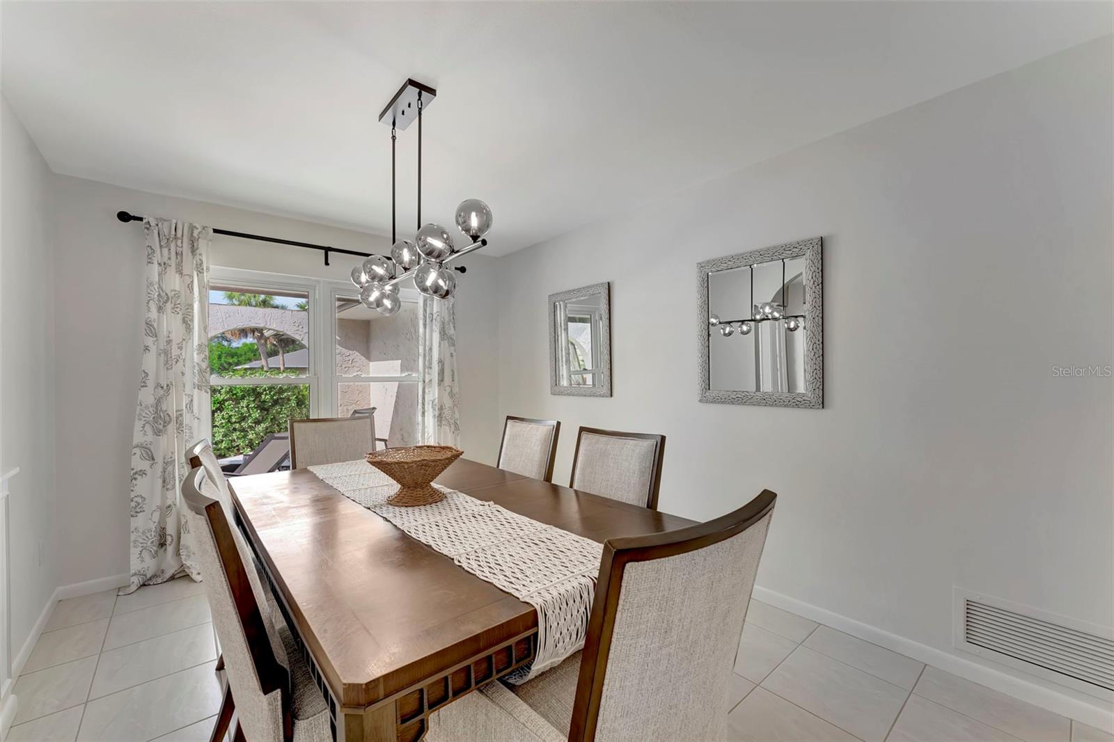 Image 27 of 53 For 4553 Charing Cross Road