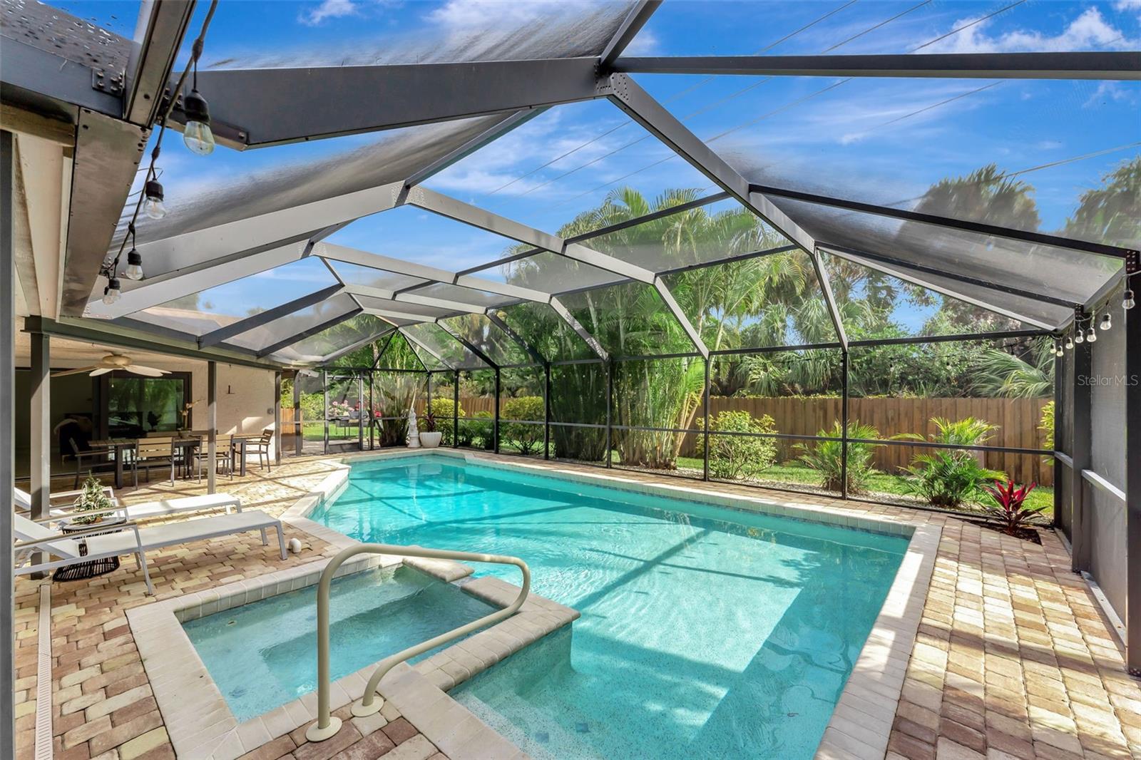 Image 3 of 53 For 4553 Charing Cross Road