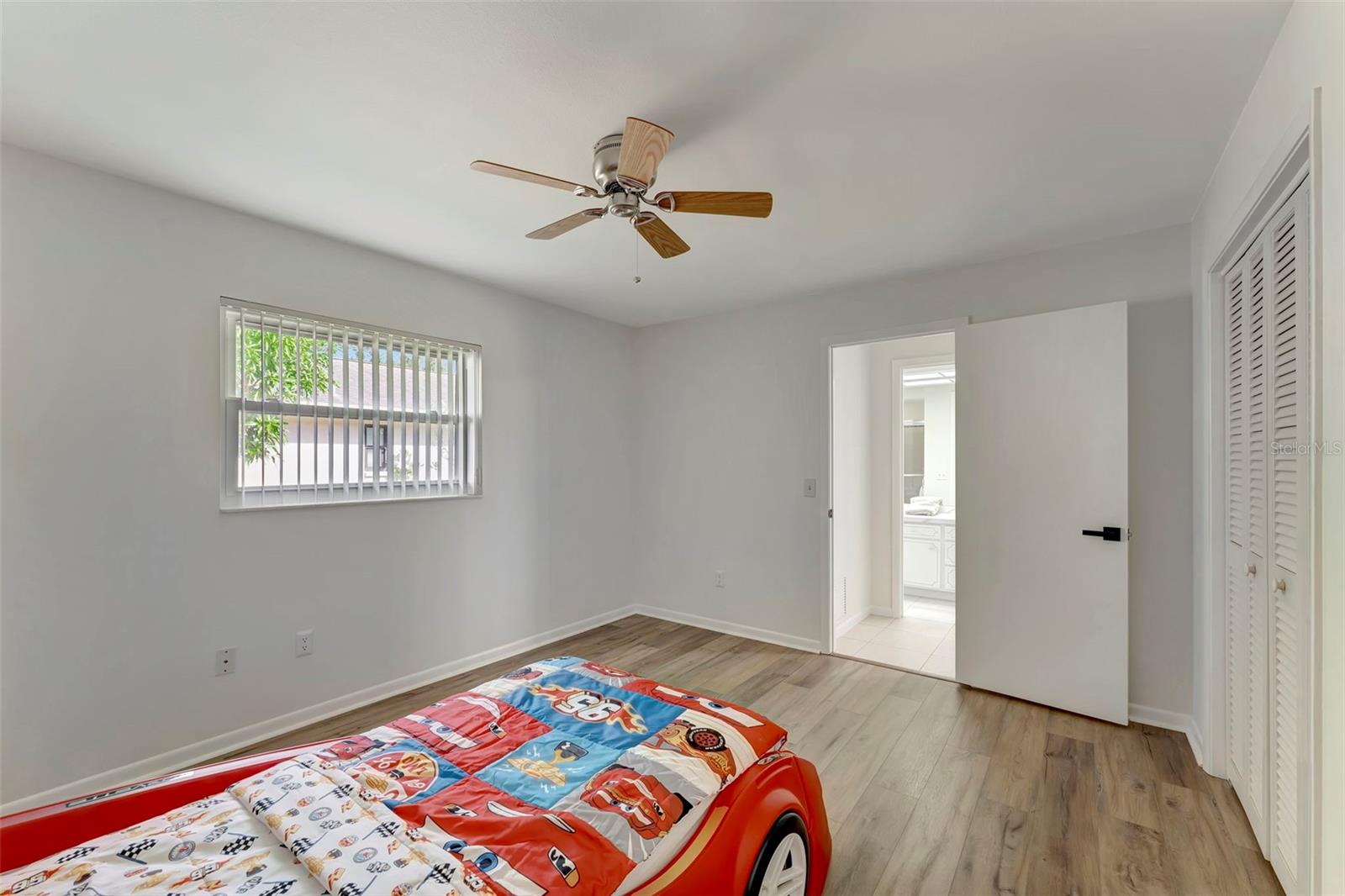 Image 42 of 53 For 4553 Charing Cross Road