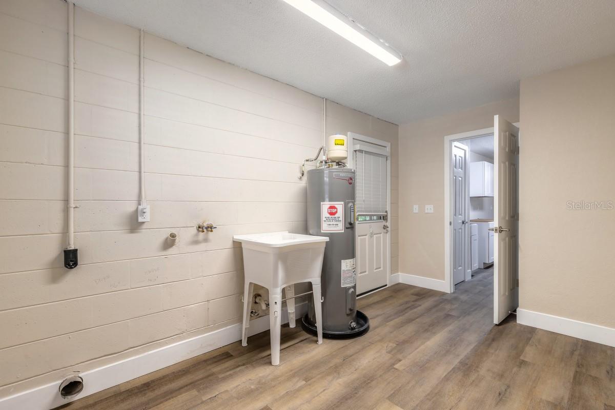 Image 7 of 12 For 2567 Fairmont Avenue