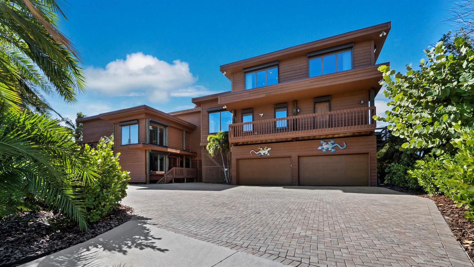 Listing photo id 1 for 6685 Gulf Of Mexico Drive