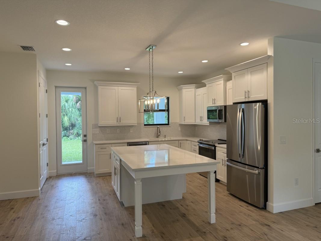 Listing photo id 6 for 14390 Maddock Avenue