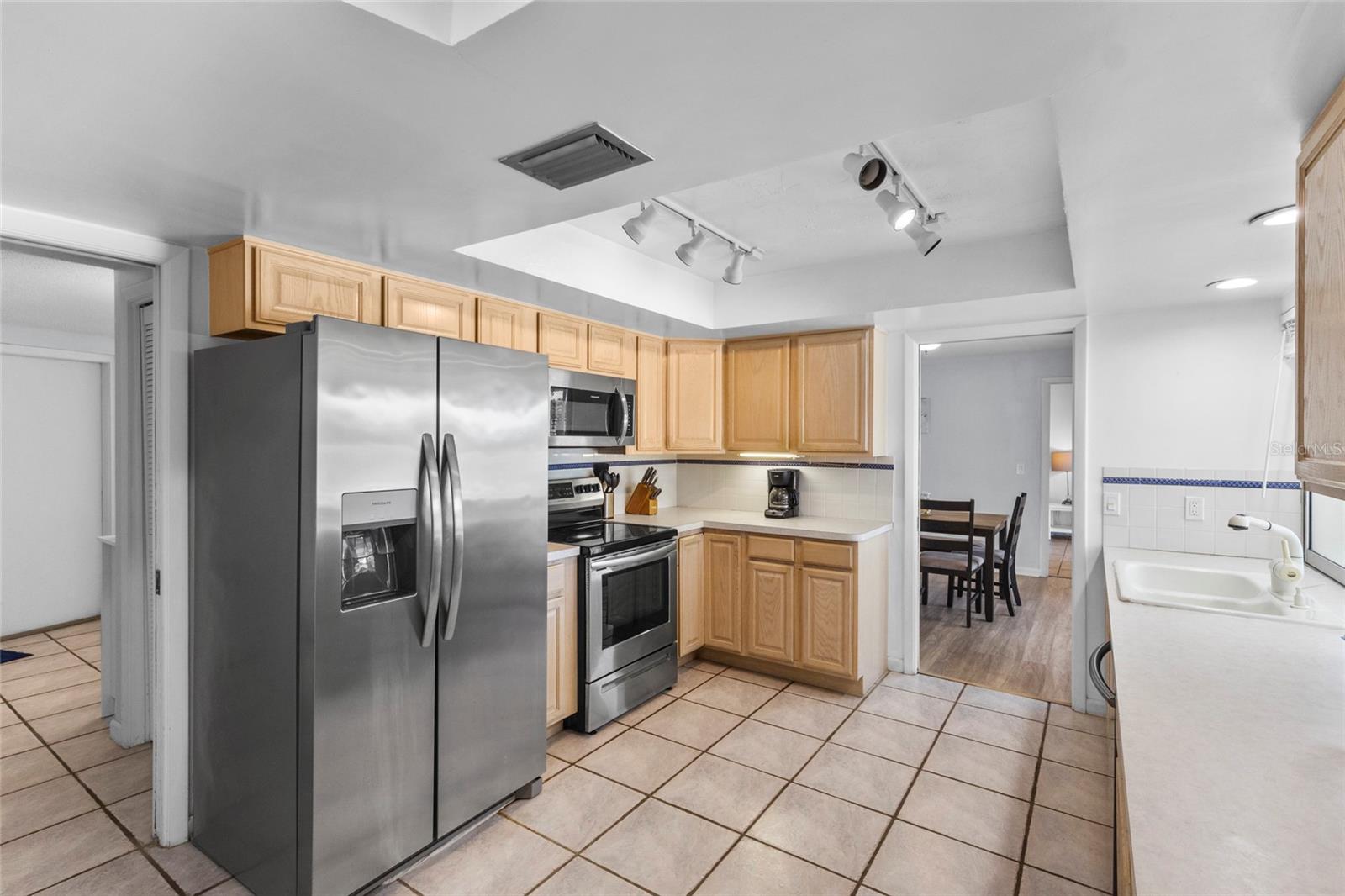 Image 17 of 46 For 433 Whitfield Avenue