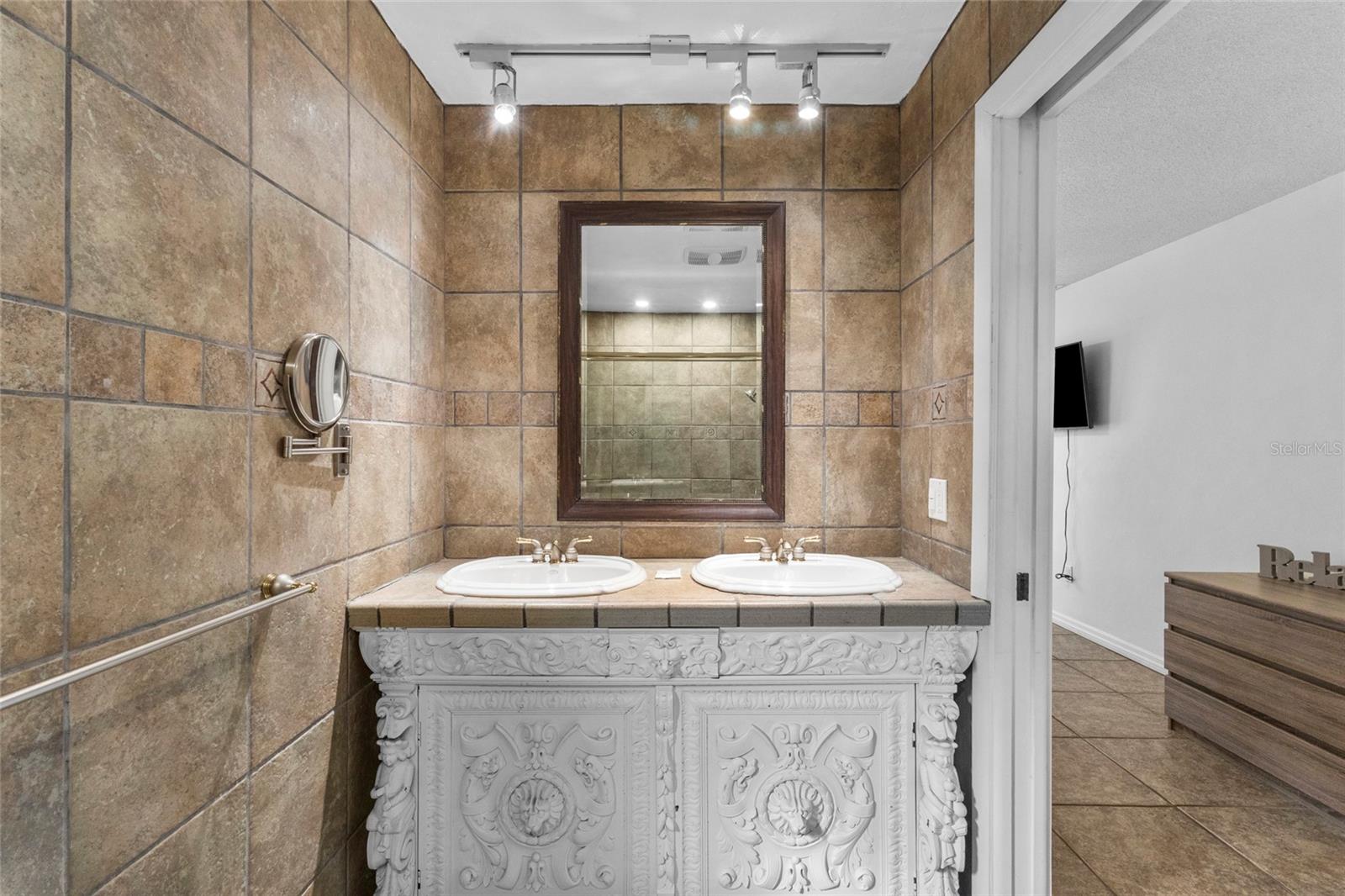 Image 26 of 46 For 433 Whitfield Avenue