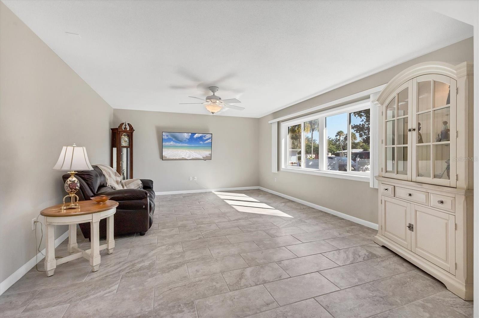 Image 8 of 38 For 26 Strathmore Boulevard