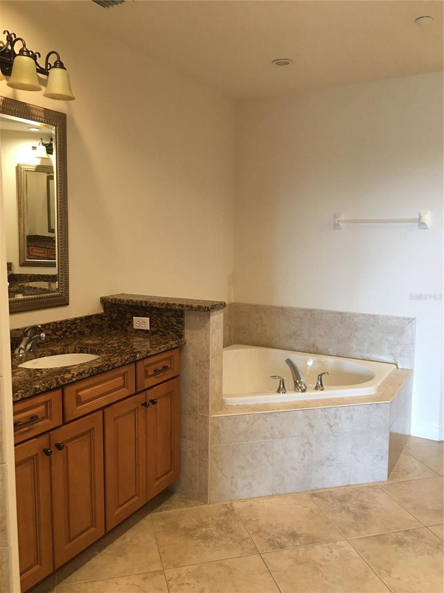 Image 11 of 63 For 7710 Lake Vista Court 401