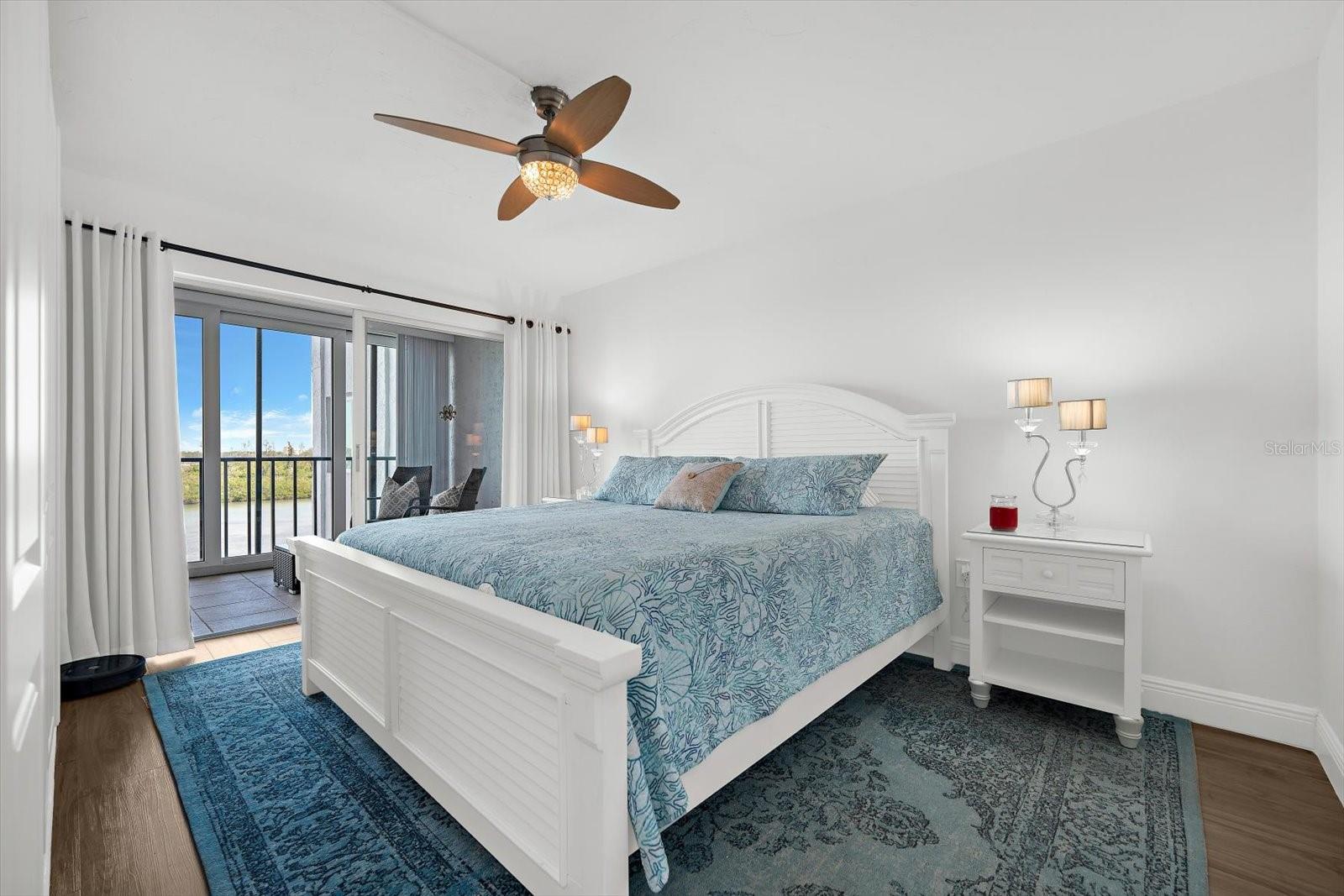 Image 22 of 71 For 9393 Midnight Pass Road 703