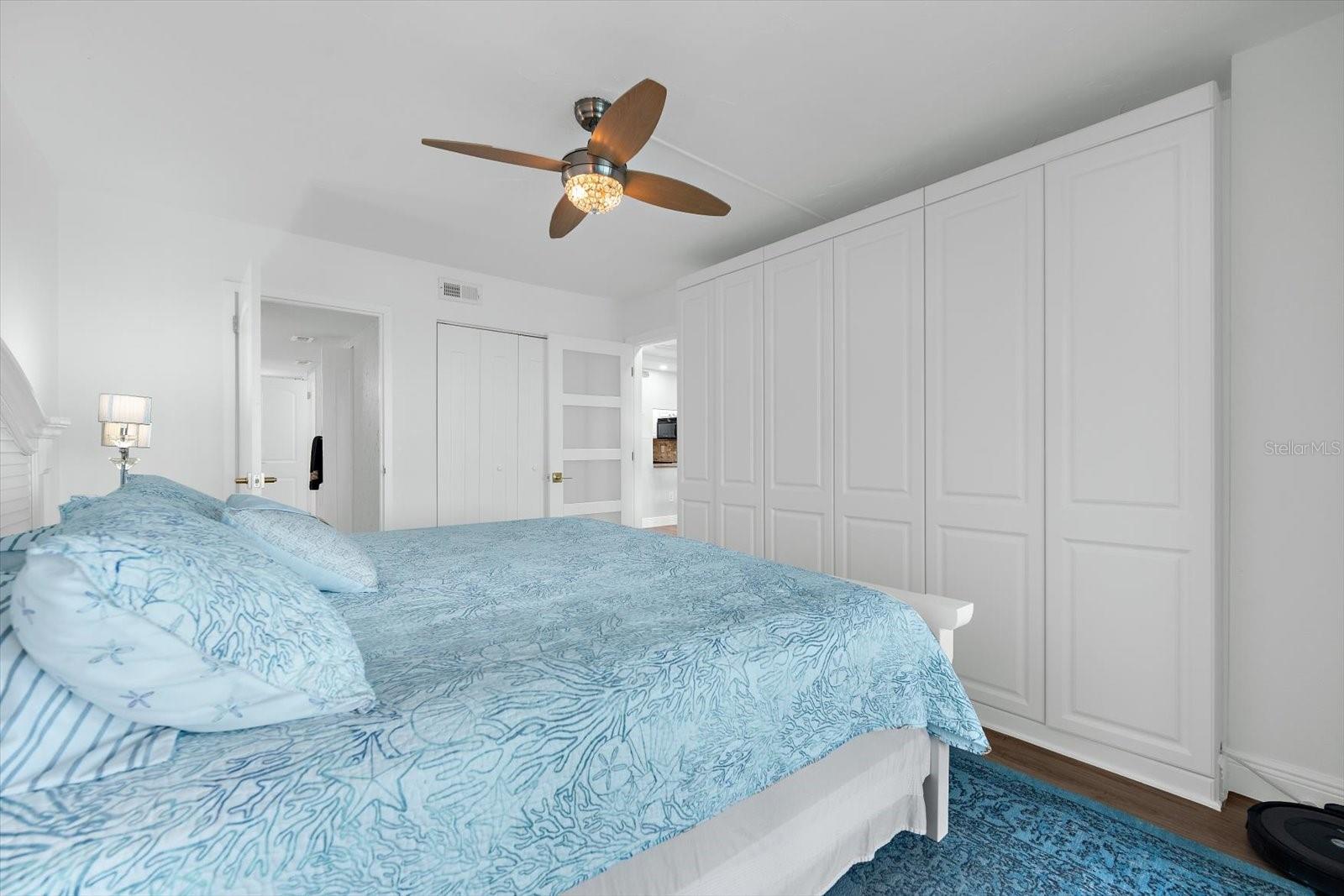 Image 25 of 71 For 9393 Midnight Pass Road 703