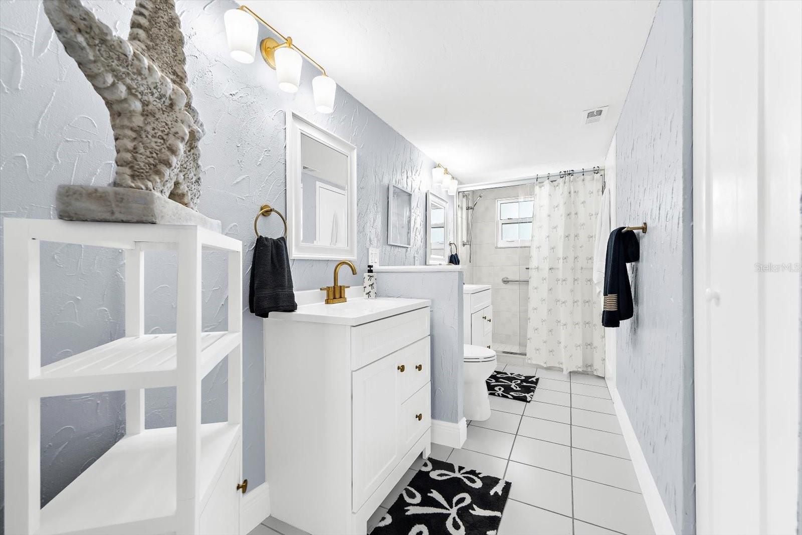 Image 27 of 71 For 9393 Midnight Pass Road 703